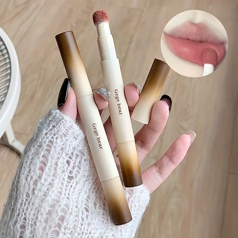 Four-piece matte lip gloss set pens with lip swatches