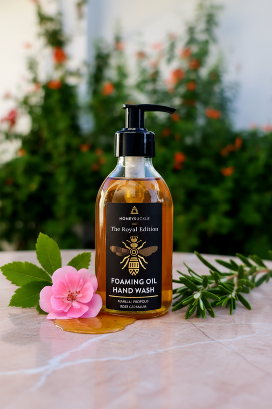 Honeysuckle Foaming Oil Hand Wash close-up hero