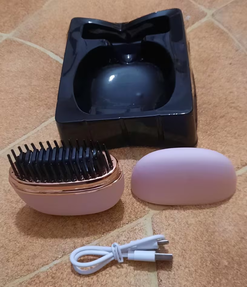 Mini hair straightener comb detail